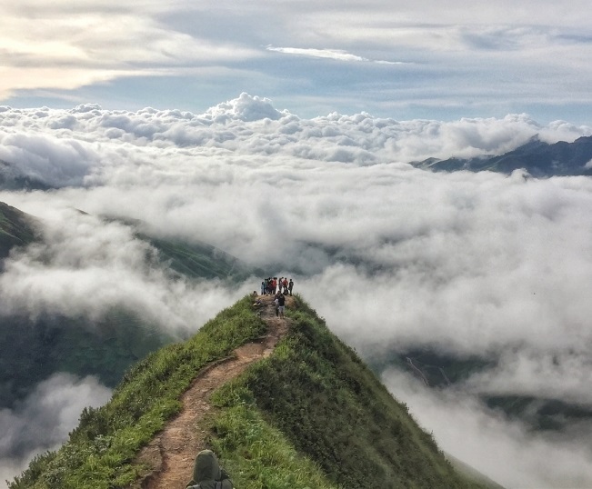 Đứng trên đỉnh núi ngắm những biển mây cuồn cuộn là một trải nghiệm không thể nào quên khi đến Tà Xùa 